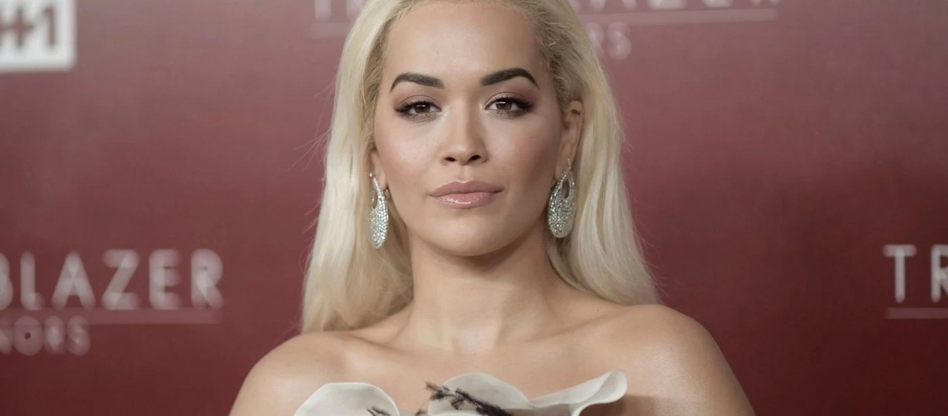 Rita Ora: Ποζάρει με δαντελωτό κορμάκι και «τρελαίνει» το διαδίκτυο (φωτό)